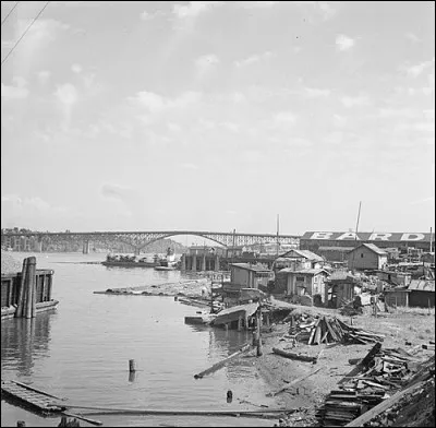 8. Quelle a &eacute;t&eacute; l'une des cons&eacute;quences sociales les plus tragiques et visibles du krach dans les villes am&eacute;ricaines ?