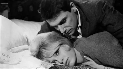 Dans quel film de Vadim, Robert Hossein joue-t-il le r&ocirc;le de l'amant de Genevi&egrave;ve incarn&eacute;e par Brigitte Bardot ?