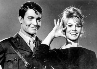 Dans quel film de 1959, Brigitte Bardot se m&eacute;tamorphose-t-elle en militaire ?