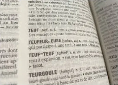 Le mot "pyramide" est :