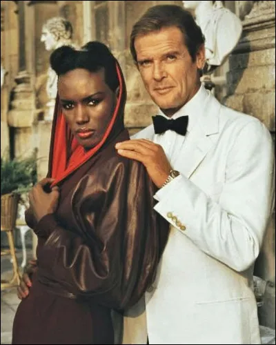 Dans quel volet de "James Bond" l'actrice et mannequin Grace Jones joue-t-elle aux c&ocirc;t&eacute;s de Roger Moore ?