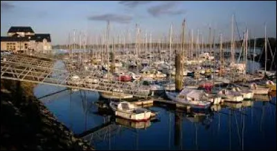 Nous faisons une halte en Bretagne, au port de plaisance de Plou&euml;r-sur-Rance. Ville de l'agglom&eacute;ration Dinannaise, elle se situe ...