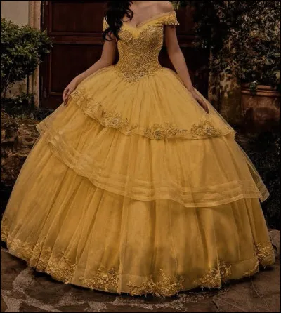 Quelle princesse porte souvent une robe jaune ?