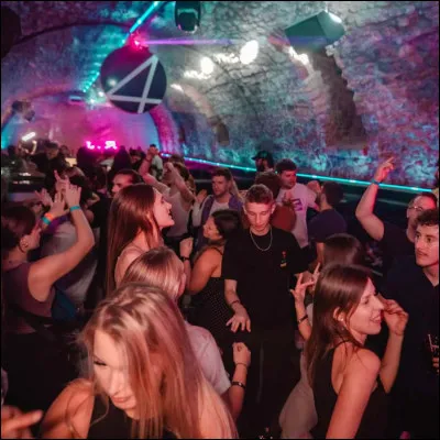 Hey, merci de faire ce test !  Tu vas &agrave; une soir&eacute;e, que fais-tu en premier ?