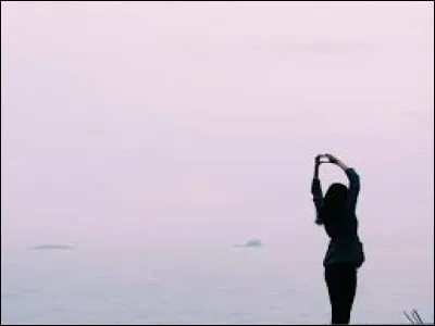 Quelle &eacute;crivaine britannique, auteure de la s&eacute;rie "Accro du shopping", est d&eacute;c&eacute;d&eacute;e en 2025 ?