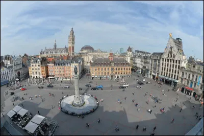 La place du G&eacute;n&eacute;ral de Gaulle aussi appel&eacute;e "Grand'place'' est au c�ur de quelle ville du d&eacute;partement du Nord ?