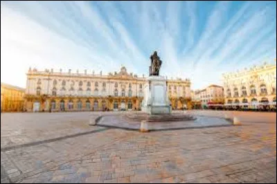 Dans quelle ville de Meurthe-et-Moselle la place Stanislas est-elle situ&eacute;e ?