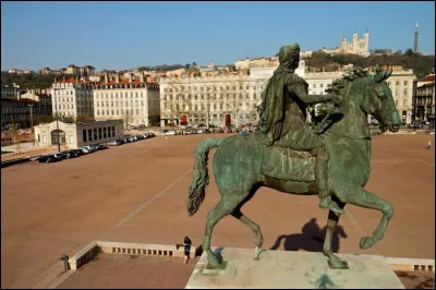Quel est le nom de cette place sise &agrave; Lyon ?