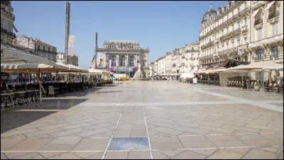 Quelle ville du d&eacute;partement de l�H&eacute;rault a en son centre cette place de la Com&eacute;die ?