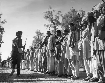 Quel &eacute;v&eacute;nement, en octobre 1947, a pr&eacute;cipit&eacute; la fin de l'ind&eacute;pendance du Cachemire et d&eacute;clench&eacute; la premi&egrave;re guerre indo-pakistanaise ?