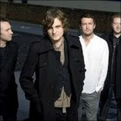 Quel groupe de rock anglais a chant&eacute; "Four to the Floor" en 2003 ?