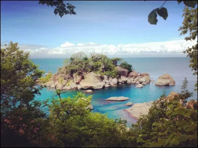 Quel lac d'Afrique orientale, d'une longueur d'environ 600 km, est bord&eacute; &agrave; l'est par la Tanzanie et le Mozambique ?