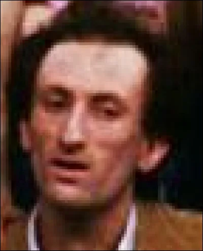 Grand dadais avec son style particulier et son grand nez, acteur puis humoriste et auteur de "One man show", c'est ?