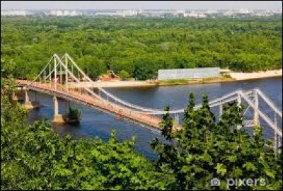 Lequel de ces fleuves traverse la ville de Kiev ?