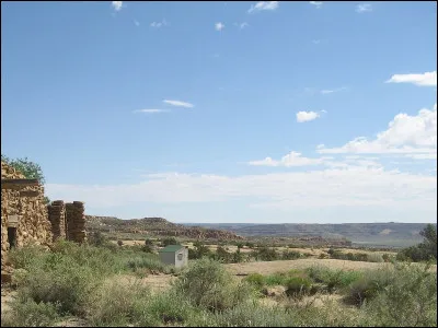 La caverne de D&eacute;nez&eacute;-sous-Dou&eacute; (partie 2) : Combien y a-t-il de statues sculpt&eacute;es dans la pierre ?