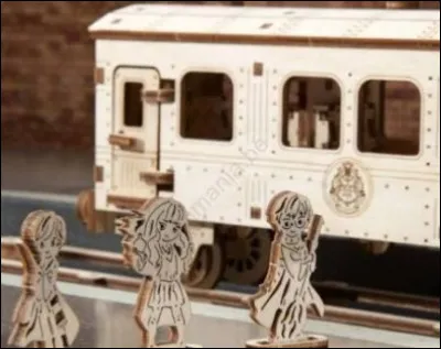 Qui sont ces trois jeunes gens qui semblent vouloir prendre le train ?