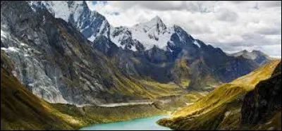 Comment s'appelle cette cha&icirc;ne de montagne longue de plus de 7 000 km et situ&eacute;e en Am&eacute;rique du Sud ?