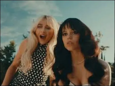 Dans lequel des clips officiels de l�album voit-on Sabrina Carpenter accompagn&eacute;e de Jenna Ortega ?
