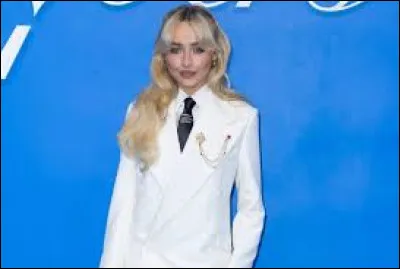 Avec qui Sabrina Carpenter est-elle en couple ? (en 2025)