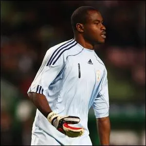 On l'a vu rcemment contre Lyon, ce gardien nigrian de l'Hapol Tel-Aviv adore tirer les penalties, et plus encore les marquer ! Il s'agit de...