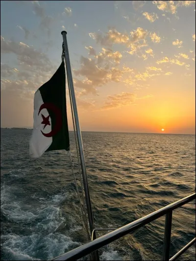 Quelle couleur symbolise l�islam sur le drapeau alg&eacute;rien ?