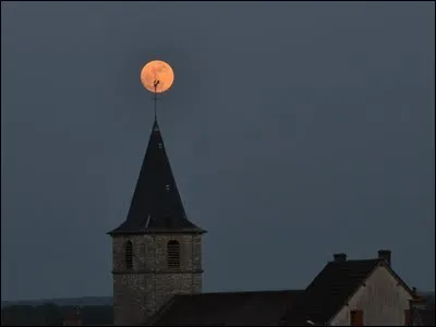 Litt&eacute;rature : Quel &eacute;crivain est l'auteur du po&egrave;me "Ballade &agrave; la lune" qui d&eacute;bute ainsi : "C'&eacute;tait dans la nuit brune, Sur le clocher jauni La lune Comme un point sur un i" ?