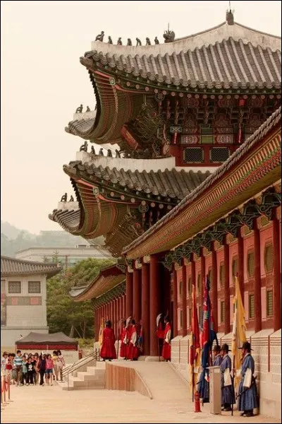 Comment s�appelle le palais royal le plus c&eacute;l&egrave;bre de S&eacute;oul ?