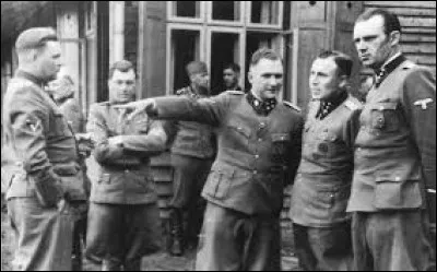 Combien de personnes ont &eacute;t&eacute; assassin&eacute;es &agrave; Auschwitz entre 1942 et 1945 ?