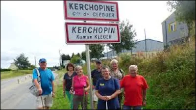 Nous faisons une halte en Bretagne en compagnie de ces gens &agrave; l'entr&eacute;e de Kerchopine. Commune rattach&eacute;e &agrave; la ville de Cl&eacute;guer, dans l'agglom&eacute;ration Lorientaise, elle se situe dans le d&eacute;partement ...