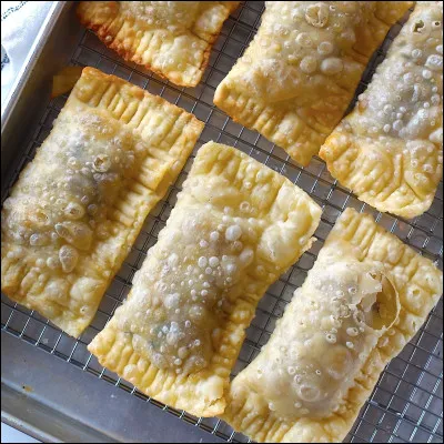 Choisis entre les donuts simples et les donuts pastel.