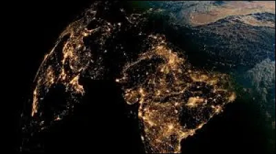 Quel pays est c&eacute;l&egrave;bre pour ses aurores bor&eacute;ales ?