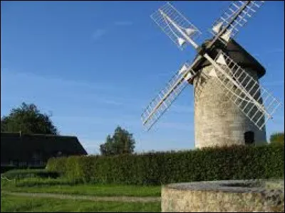 Nous faisons une halte au pied du moulin de Hauville. Village Eurois, il se situe en r&eacute;gion ...
