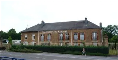 Je vous attends devant le si&egrave;ge des anciennes ardoisi&egrave;res de Rimogne. Commune de l'aire d'attraction Carolomac&eacute;rienne, elle se situe en r&eacute;gion ...