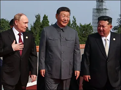 En quel mois de l'ann&eacute;e 2025 a eu lieu la rencontre entre Vladimir Poutine, Xi Jinping et Kim Jong-un ?