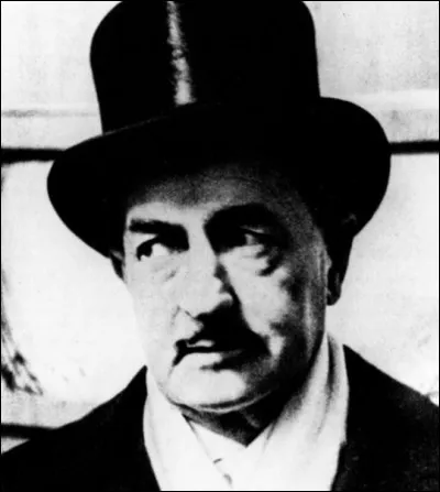 Prix Nobel de litt&eacute;rature en 1959 pour son oeuvre po&eacute;tique proche de la nature, au plus pr&egrave;s de son &icirc;le : la Sicile, qui est cet auteur italien qui ne rencontre pas ...Esmeralda ?
