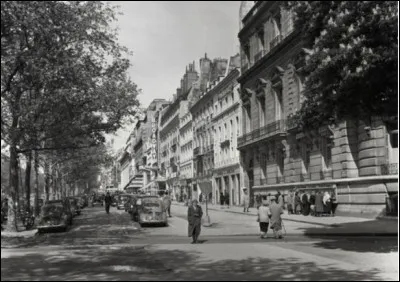 Alors qu�il se prom&egrave;ne dans Paris, cet &eacute;crivain apprend par un journaliste qu�il vient d'obtenir le prix Nobel de litt&eacute;rature.Il se montre tr&egrave;s embarrass&eacute;, se jugeant trop jeune pour recevoir un tel honneur. Il avait 44 ans. "C'est Malraux qui aurait d&ucirc; l'avoir" dit-il alors.