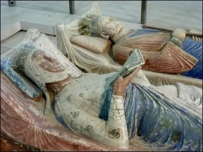 Dans quelle abbaye peut-on admirer le gisant d'Ali&eacute;nor d'Aquitaine ?