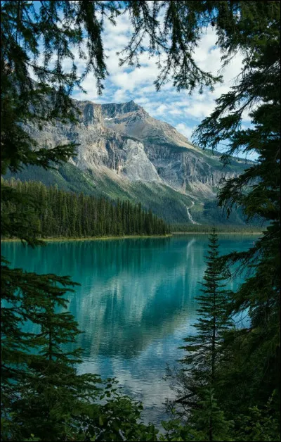 Combien de lacs environ compte la Finlande ?