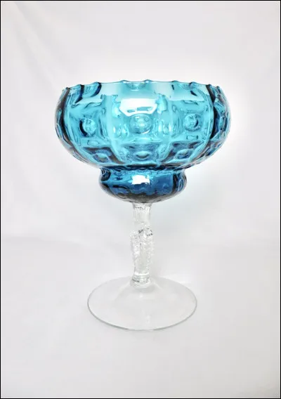 Ils arrivent au palais de nuit. Peu de temps apr&egrave;s, Spectral offre une coupe bleue &agrave; Percevague, comment r&eacute;agit-elle ?