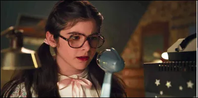 Comment s'appelle la petite copine de Dustin ?