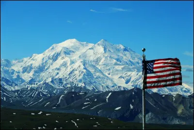 &Agrave; quelle altitude culmine le Denali, aussi appel&eacute; mont McKinley ?