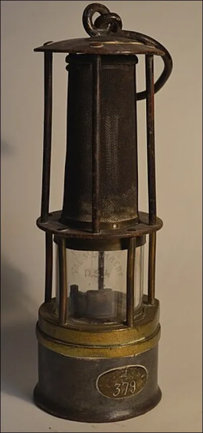 Dans les greniers &agrave; sel, quel nom portait l'employ&eacute; qui mesurait et distribuait celui-ci ?