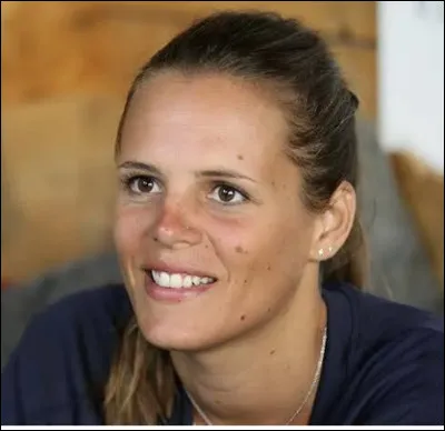 Qui est cette nageuse sp&eacute;cialiste dans 4 nages, 62 fois championne de France, 18 fois championne d'Europe, 3 fois championne du monde, championne olympique en 2004 sur 400m nage libre ?