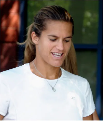 Qui est cette joueuse, entra&icirc;neuse et dirigeante de tennis ?