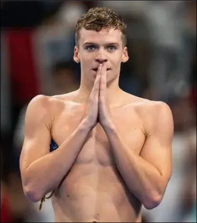 Qui est ce nageur sp&eacute;cialiste dans 4 nages, athl&egrave;te le plus titr&eacute; auxJ.O. de Paris en 2024 avec 4 m&eacute;dailles d'or ?