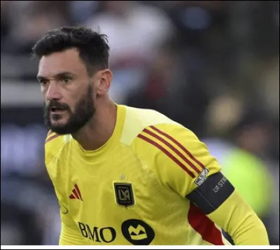 Qui est ce footballeur international, gardien de but de l'&eacute;quipe de France de 2008 &agrave; 2022 ?