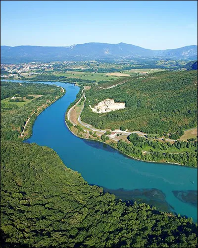 Sur un cours d'eau, quelle direction correspond au sens du courant ?
