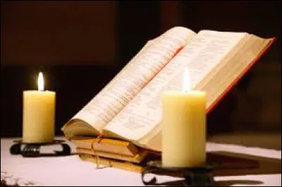 Dans la Bible, quel est le premier livre qui porte le nom d'une personne ?