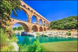 Dans quel d&eacute;partement se trouve la ville de Montlu&ccedil;on ?