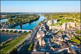 Dans quel d&eacute;partement d'outre-mer se trouve la ville de Saint-Denis ?